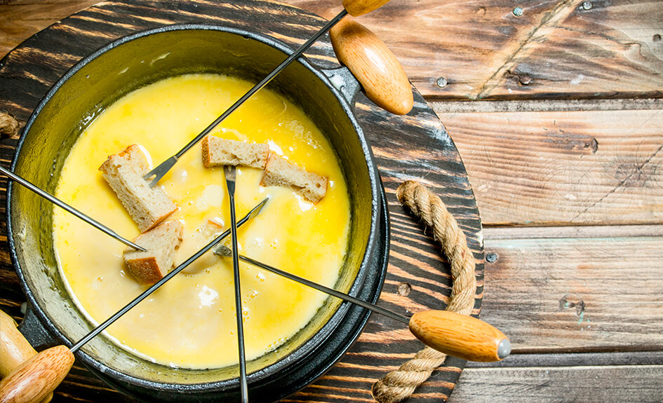 Fondue Moitié Moitié Vacherin Fribourgeois Aop Et Gruyère Aop Avec Assiette De Charcuterie Dès 