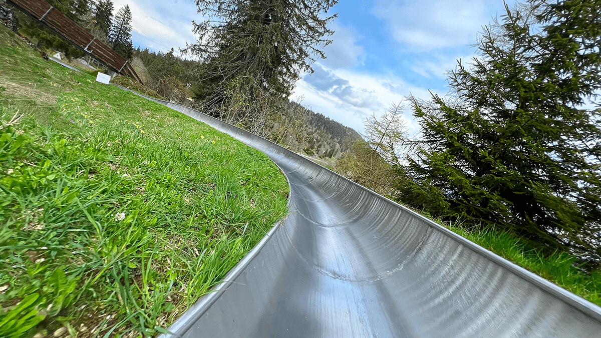 Descentes du Toboggan de la Vue-des-Alpes en luge à roulettes   – Loisirs et bien-être pour tous