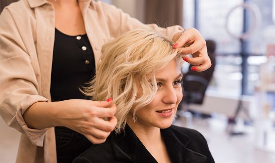 Coupe, shampoing et brushing avec Massage aux Huiles essentielles et soin Botanical repair – Cheveux courts à longs